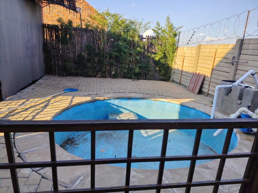 2 Bedroom Property for Sale in Langenhovenpark Free State